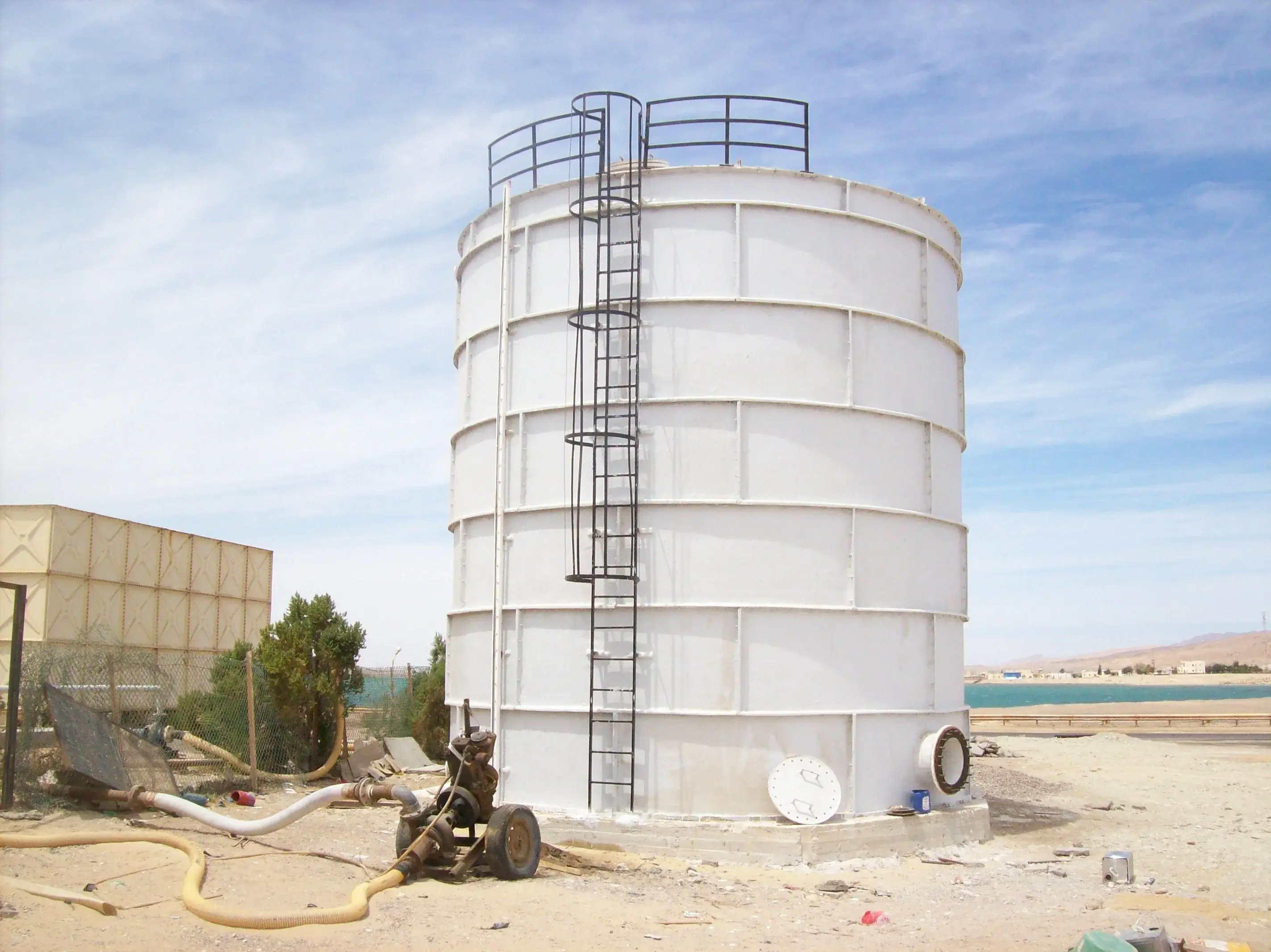 خزانات فيبر جلاس  لتخزين المياه و المواد الكيميائية 