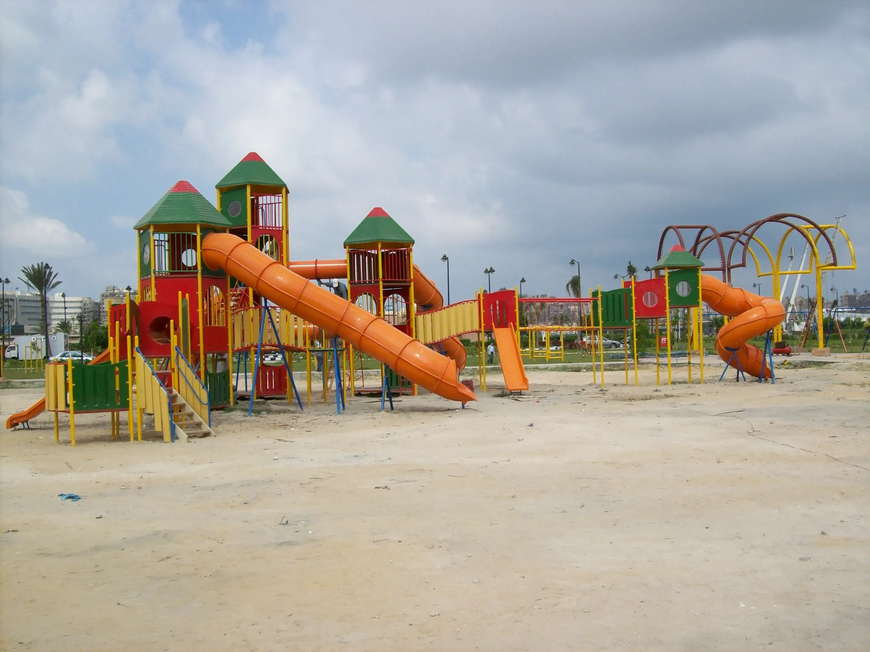 جدار تسلق خارجي من تكنو فيبر | هيكل لعب آمن، ملون، وبدون صيانة thumbnail 3