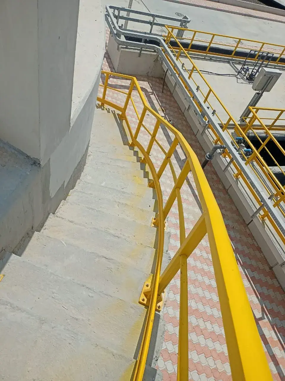 هاندريلات FRP مدعمة للتطبيقات الصناعية والبحرية | أشكال دائرية ومربعة thumbnail 2