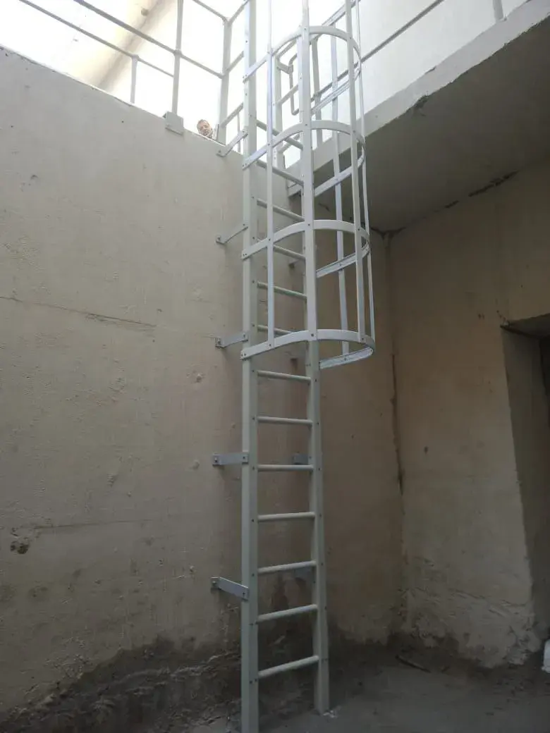 أنظمة سلالم جاهزة من FRP | حلول آمنة وقليلة الصيانة للمباني العامة thumbnail 2