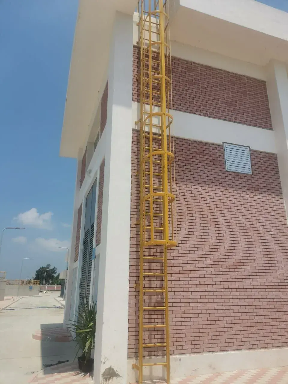 أنظمة سلالم جاهزة من FRP | حلول آمنة وقليلة الصيانة للمباني العامة thumbnail 4