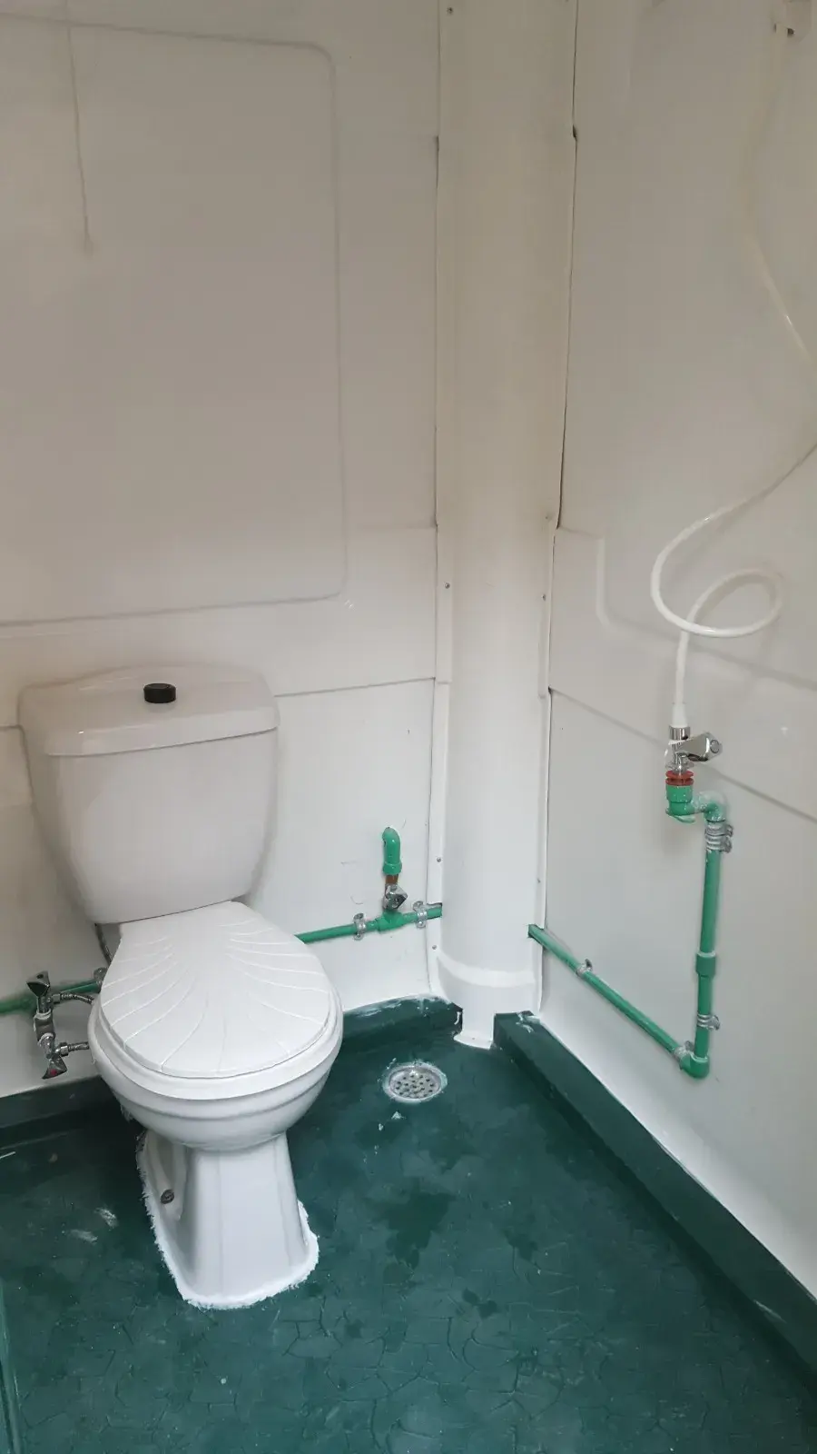 كابينة دورات مياه من FRP | صحية، مضادة للروائح، وسهلة التنظيف thumbnail 4