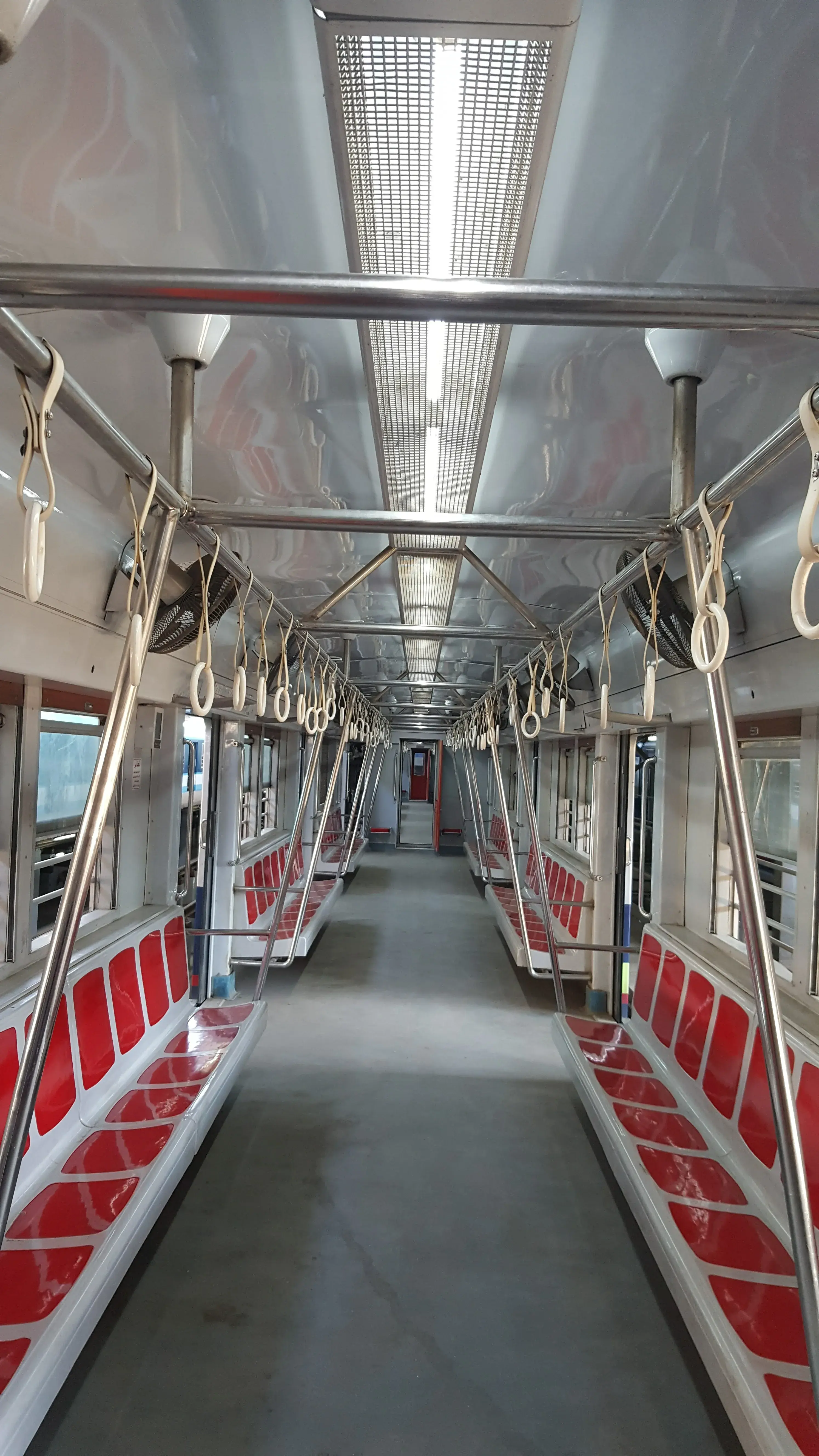 مقاعد ركاب من FRP لأنظمة المترو والسكك الحديدية | تصميم مقاوم للحريق وملائم للجسم thumbnail 4