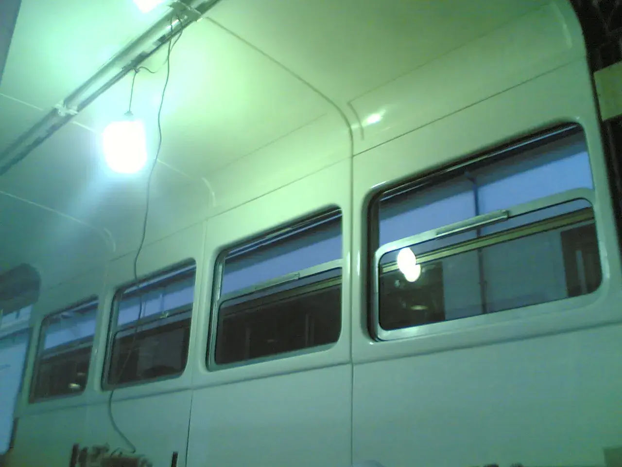 مقاعد ركاب من FRP لأنظمة المترو والسكك الحديدية | تصميم مقاوم للحريق وملائم للجسم thumbnail 5