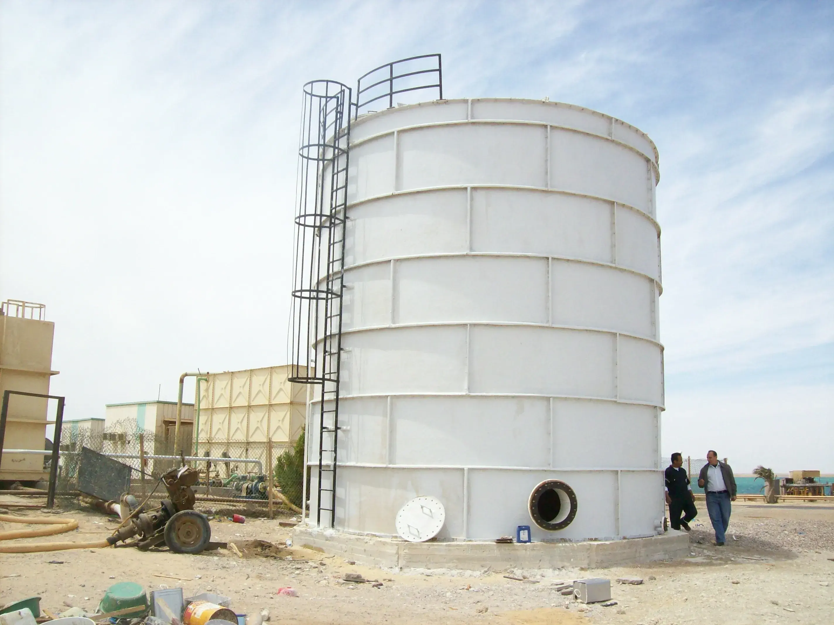 خزانات رأسية من FRP لتخزين المياه | مثالية لمحطات المعالجة والصناعات الكيميائية thumbnail 2