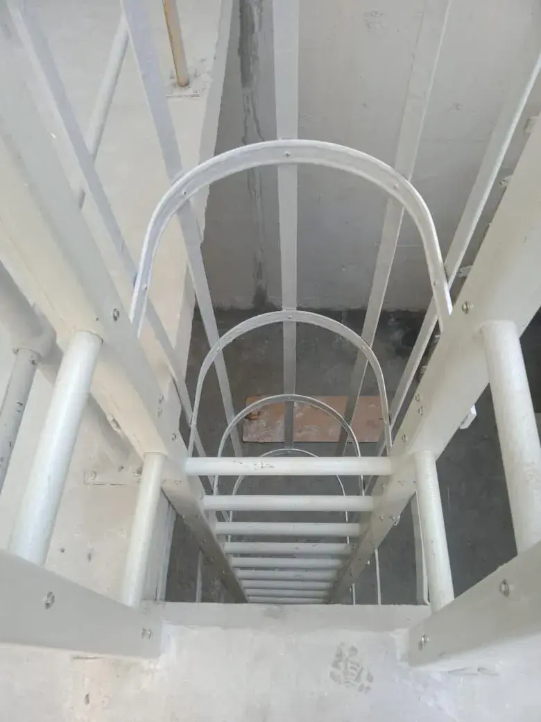 أنظمة سلالم جاهزة من FRP | حلول آمنة وقليلة الصيانة للمباني العامة