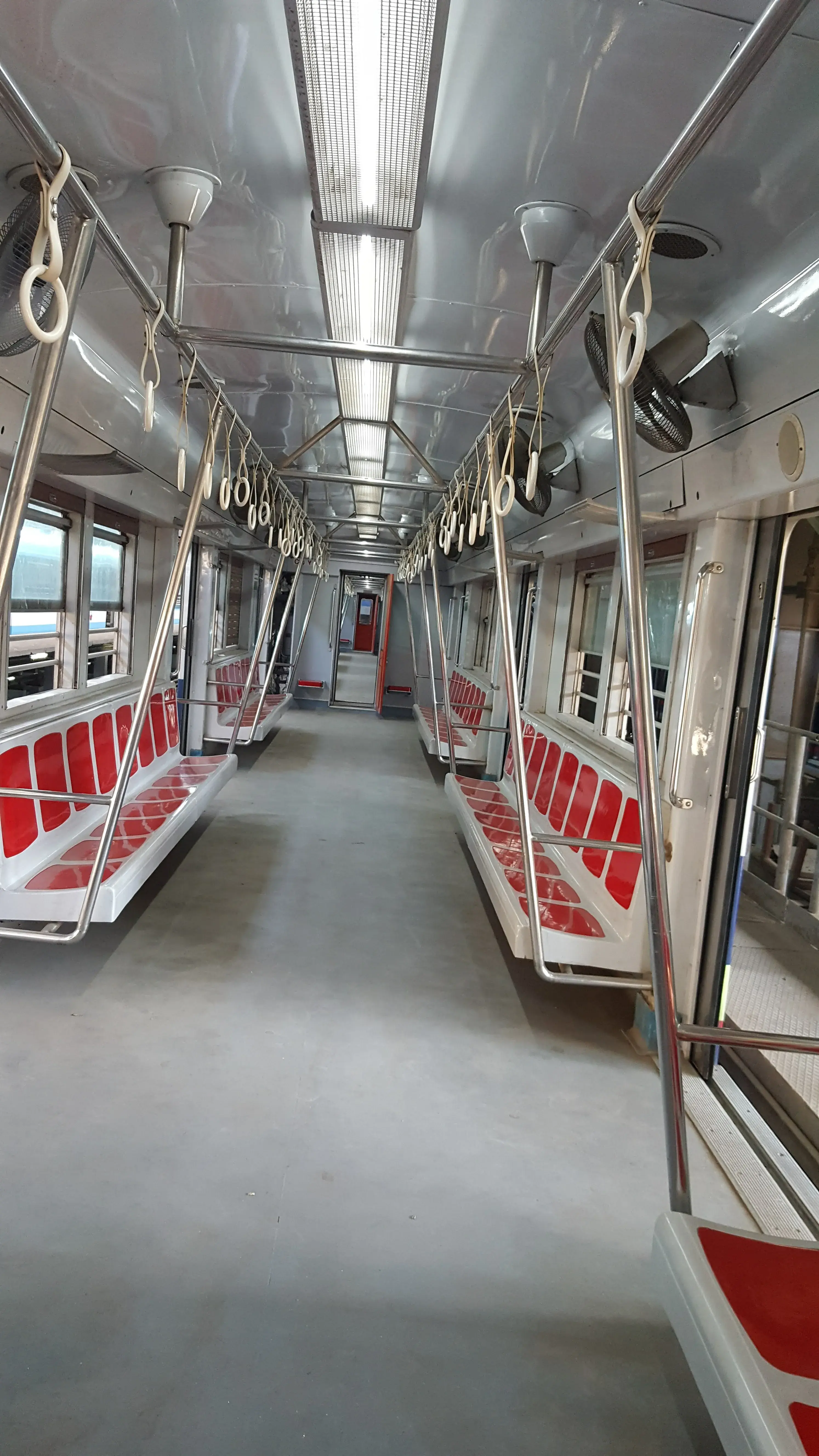 مقاعد ركاب من FRP لأنظمة المترو والسكك الحديدية | تصميم مقاوم للحريق وملائم للجسم